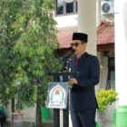 Bupati Aceh Barat Tarmizi SP, MM memberikan arahan kepada para PNS formasi 2024 usai penyerahan SK pengangkatan di halaman Kantor Bupati Aceh Barat, Senin (18/5/2026). Foto: Dok. Istimewa
