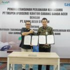 Direktur Dana dan Jasa Bank Aceh M. Hendra Supardi bersama Branch Manager Taspen Banda Aceh Junaizar usai menandatangani PKS layanan pembayaran manfaat pensiun, Banda Aceh, Selasa (5/5/2026). Foto: Dok. Istimewa 