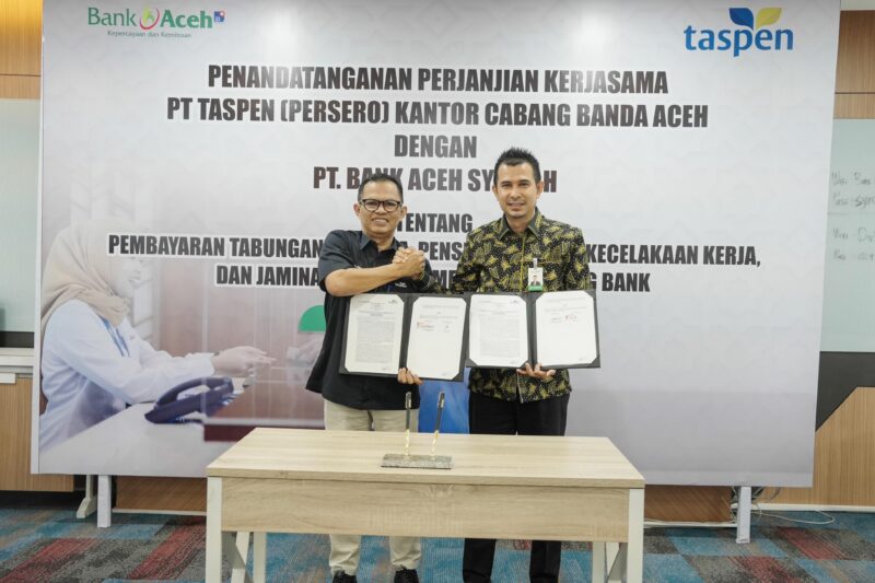 Direktur Dana dan Jasa Bank Aceh M. Hendra Supardi bersama Branch Manager Taspen Banda Aceh Junaizar usai menandatangani PKS layanan pembayaran manfaat pensiun, Banda Aceh, Selasa (5/5/2026). Foto: Dok. Istimewa 