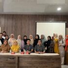 Petugas Dinas Sosial Kota Banda Aceh foto bersama dengan PLRT se Banda aceh usai kegiatan Sosialisasi JKN. Foto: Dok. Dinas Sosial Banda Aceh
