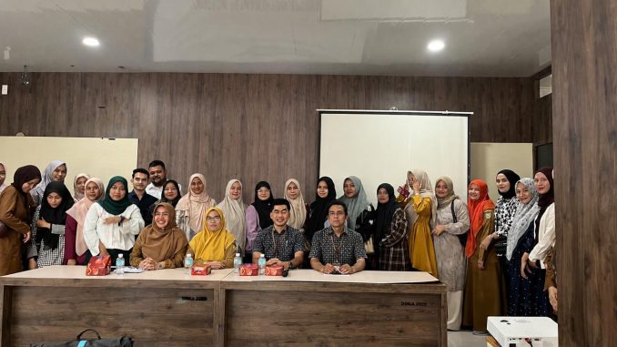 Petugas Dinas Sosial Kota Banda Aceh foto bersama dengan PLRT se Banda aceh usai kegiatan Sosialisasi JKN. Foto: Dok. Dinas Sosial Banda Aceh