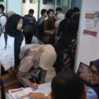 Ribuan pencari kerja bersaing untuk mendapatkan kesempatan kerja yang ditawarkan melalui job fair yang dilaksanakan di salah satu Universitas di Banda Aceh baru baru ini. Foto: Dok. Ist