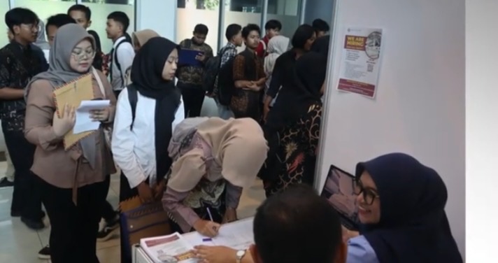 Ribuan pencari kerja bersaing untuk mendapatkan kesempatan kerja yang ditawarkan melalui job fair yang dilaksanakan di salah satu Universitas di Banda Aceh baru baru ini. Foto: Dok. Ist