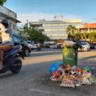 Tampak bungkusan sampah berjejeran setiap pagi hari di salah satu kawasan di Kota Banda Aceh, selanjutnya bungkusan tersebut diangkut oleh petugas kebersihan untuk di buang ke TPA yang telah tersedia. Foto: Dok. Istimewa