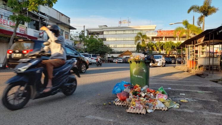 Tampak bungkusan sampah berjejeran setiap pagi hari di salah satu kawasan di Kota Banda Aceh, selanjutnya bungkusan tersebut diangkut oleh petugas kebersihan untuk di buang ke TPA yang telah tersedia. Foto: Dok. Istimewa 