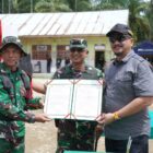 Pangdam Iskandar Muda Mayjen TNI Joko Hadi Susilo, S.I.P., menyerahkan secara simbolis bantuan sumur bor, fasilitas MCK, dan Rumah Tidak Layak Huni (RTLH) kepada warga penerima manfaat usai upacara penutupan TMMD Reguler Ke-128 Kodim 0117/Aceh Tamiang di Desa Sulum, Kecamatan Sekerak, Kabupaten Aceh Tamiang, Kamis (21/5/2026). Foto: Dok. Istimewa