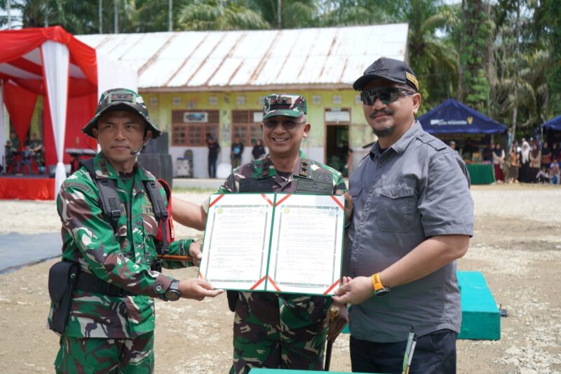 Pangdam Iskandar Muda Mayjen TNI Joko Hadi Susilo, S.I.P., menyerahkan secara simbolis bantuan sumur bor, fasilitas MCK, dan Rumah Tidak Layak Huni (RTLH) kepada warga penerima manfaat usai upacara penutupan TMMD Reguler Ke-128 Kodim 0117/Aceh Tamiang di Desa Sulum, Kecamatan Sekerak, Kabupaten Aceh Tamiang, Kamis (21/5/2026). Foto: Dok. Istimewa 