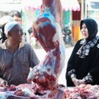 Wali Kota Banda Aceh, Illiza Sa’aduddin Djamal, meninjau langsung pelaksanaan pasar daging murah di Gampong Lampaseh Aceh, Jalan Rama Setia, Sabtu (29/3). Foto: Humas Banda Aceh 