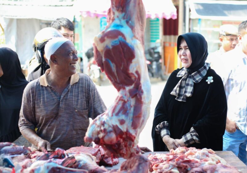 Wali Kota Banda Aceh, Illiza Sa’aduddin Djamal, meninjau langsung pelaksanaan pasar daging murah di Gampong Lampaseh Aceh, Jalan Rama Setia, Sabtu (29/3). Foto: Humas Banda Aceh 