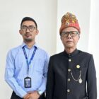 Prof. Dr. Drs. Yusri Yusuf, M.Pd, Ketua Majelis Adat Aceh (MAA) foto bersama Nazarullah, SE, CEO Kantor Berita NOA.co.id usai pengukuhan di Pendopo Wali Nanggroe Aceh, Sabtu (9/5/2026). Foto: Dok. Pribadi/NOA.co.id