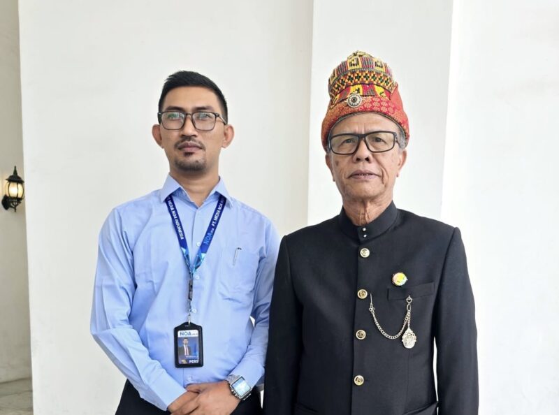 Prof. Dr. Drs. Yusri Yusuf, M.Pd, Ketua Majelis Adat Aceh (MAA) foto bersama CEO Kantor Berita NOA.co.id usai pengukuhan di Pendopo Wali Nanggroe Aceh, Aceh Besar, Sabtu (9/5/2026). Foto: Dok. Pribadi/NOA.co.id