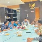 Pemko Banda Aceh melalui Dinas Koperasi, Usaha Kecil Menengah, dan Perdagangan (Diskopukmdag) menggelar rapat membahas penataan dan pemberdayaan Pedagang Kaki Lima (PKL) yang bertempat di ruang rapat Sekda Banda Aceh. Foto: Dok. Istimewa 