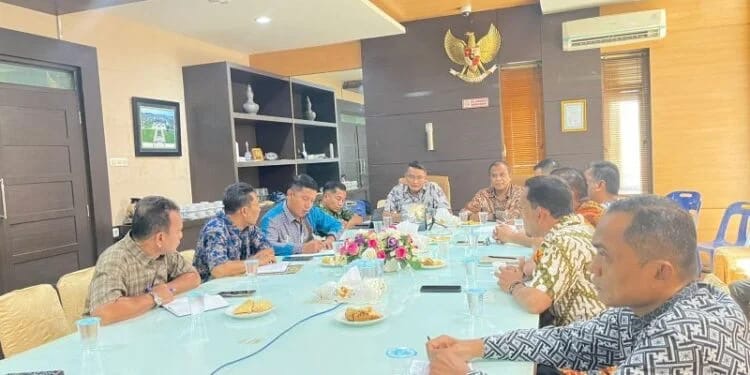 Pemko Banda Aceh melalui Dinas Koperasi, Usaha Kecil Menengah, dan Perdagangan (Diskopukmdag) menggelar rapat membahas penataan dan pemberdayaan Pedagang Kaki Lima (PKL) yang bertempat di ruang rapat Sekda Banda Aceh. Foto: Dok. Istimewa 