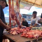Pedagang daging Meugang pada pasar murah di halaman bekas suzuya Ex Shopping Center Banda Aceh. Foto: Dok. Istimewa 