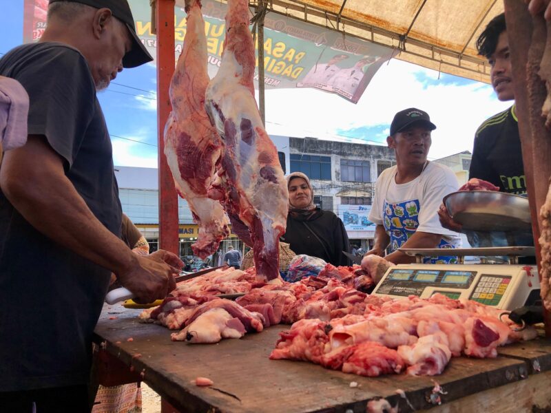 Pedagang daging Meugang pada pasar murah di halaman bekas suzuya Ex Shopping Center Banda Aceh. Foto: Dok. Istimewa 