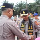 Kapolda Aceh Marzuki Ali Basyah disambut dengan prosesi adat berupa pengalungan syal saat tiba di Polres Subulussalam, Jumat (15/5/2026). Foto: Dok. Istimewa 