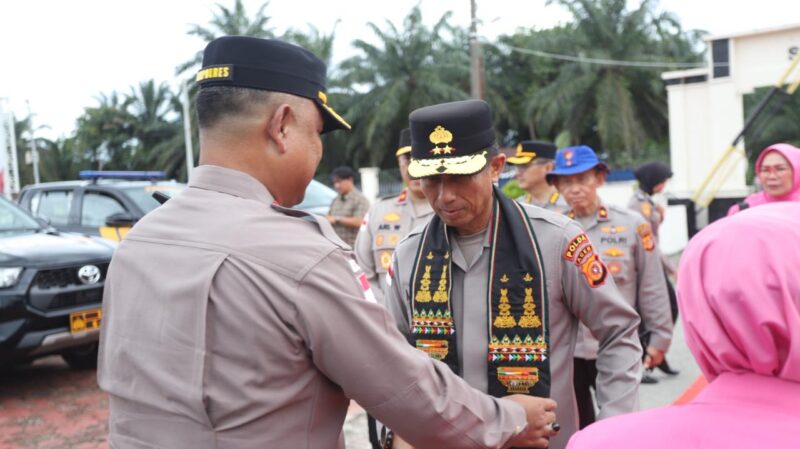 Kapolda Aceh Marzuki Ali Basyah disambut dengan prosesi adat berupa pengalungan syal saat tiba di Polres Subulussalam, Jumat (15/5/2026). Foto: Dok. Istimewa 