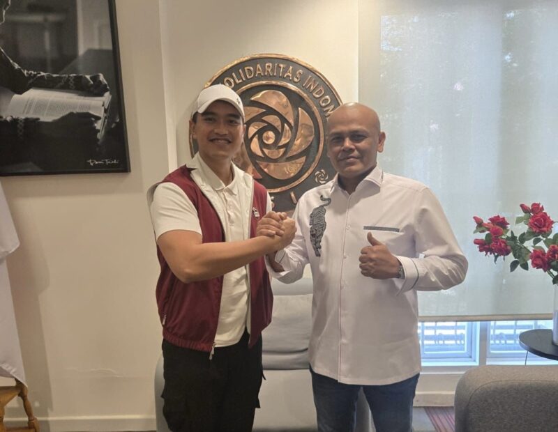 Ketua Umum PSI Kaesang Pangarep bersama T Rival Amiruddin berfoto bersama usai penyerahan surat keputusan (SK) penunjukan sebagai Ketua PSI Provinsi Aceh oleh DPP PSI di Kantor Pusat PSI, Jl KH Wahid Hasyim No.194, Tanah Abang, Jakarta Pusat, Kamis (21/5/2026). Foto: Dok. Istimewa 