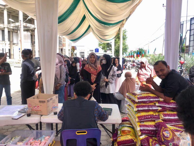 Warga kota mengantre bahan pokok di Pasar Murah di Lueng Bata, Banda Aceh. Foto: Dok. Istimewa 
