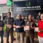 Kepala Kejaksaan Negeri Aceh Besar Dr. Wisnu Murtopo Nur Muhamad, S.H., M.H didampingi Kasi Intel, Kasi Pidsus dan jajarannya menyerahkan sejumlah uang kontak hasil penindakan hukum terhadap dia kasus korupsi di Aceh Besar kepada Kepala KPPN Banda Aceh, Afifudin, pada kegiatan Press Realise Kejari Aceh Besar di Kota Jantho, Rabu (13/5/2026). Foto: Ist