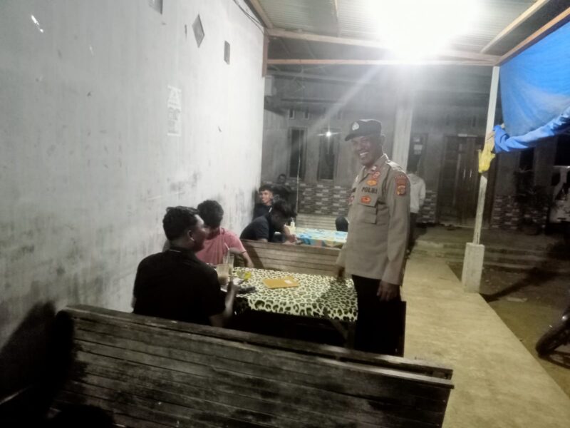 Personel Polsek Blang Mangat Polres Lhokseumawe melaksanakan patroli dialogis dalam rangka mengantisipasi gangguan keamanan dan ketertiban masyarakat (Guantibmas) di wilayah Kecamatan Blang Mangat, Kota Lhokseumawe, Minggu (17/5/2026) malam. Dok. Polres Lhokseumawe