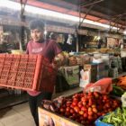 Pedagang bahan pangan di pasar tradisional, Virza sedang mengangkut sejumlah komoditas di pasaran. Foto: Dok. Istimewa 