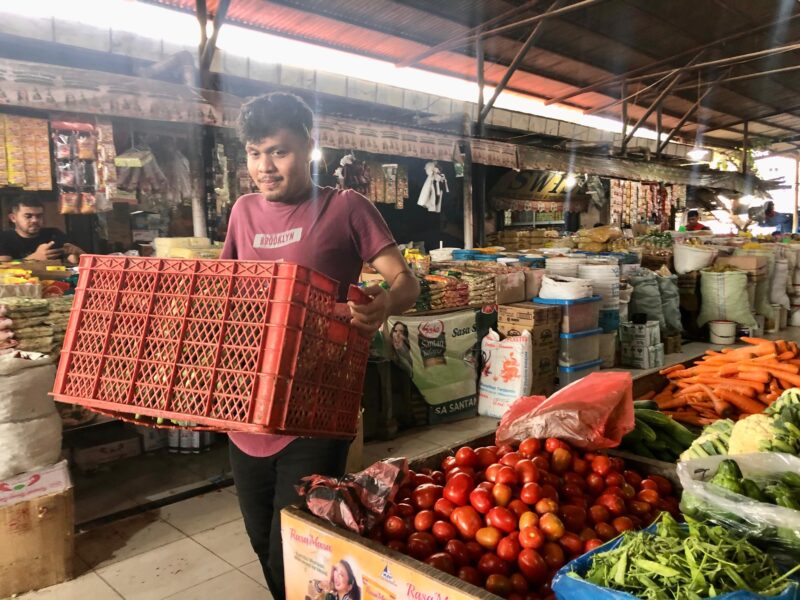 Pedagang bahan pangan di pasar tradisional, Virza sedang mengangkut sejumlah komoditas di pasaran. Foto: Dok. Istimewa 