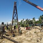 Babinsa Posramil Lawe Sumur bersama warga Desa Teger Miko melakukan pemasangan tiang pancang jembatan gantung perintis yang akan mempermudah akses masyarakat menuju kawasan perkebunan di Kecamatan Lawe Sumur, Aceh Tenggara, Jumat (29/5/2026). Foto: Dok. Istimewa 