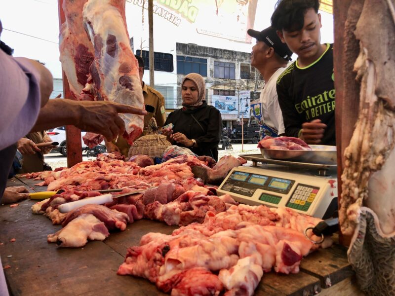 Pedagang daging sapi diserbu pembeli pada Meugang hari pertama. Foto: Dok. Istimewa 