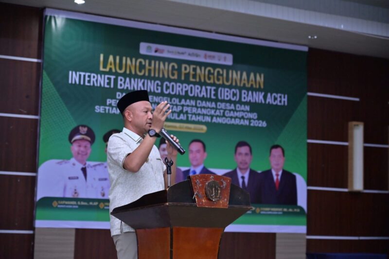 Bupati Safwandi, melaunching penggunaan Internet Banking Corporate (IBC) Bank Aceh di Aula DPMPKB Aceh Jaya, Kamis (7/5/2026). Foto: Dok. Pemkab Aceh Jaya