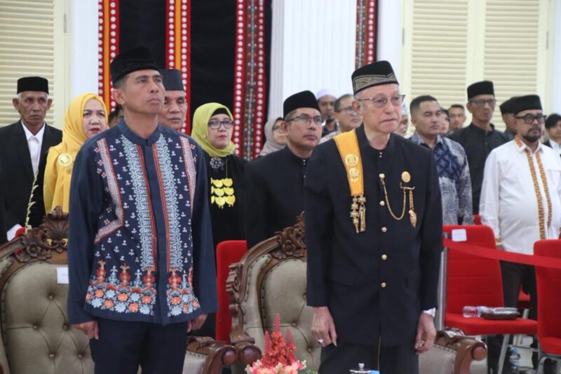 Kapolda Aceh Irjen Pol. Drs. Marzuki Ali Basyah, M.M., menghadiri pengukuhan Pengurus Majelis Adat Aceh Masa Bhakti 2026–2031 di Pendopo Wali Nanggroe, Aceh Besar, Sabtu (9/5/2026). Foto: Dok. Istimewa 
