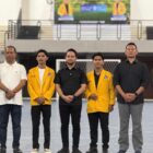 Wakil Bupati Aceh Barat, Said Fadheil, berfoto bersama jajaran panitia dan pengurus PEMA Universitas Teuku Umar (UTU) usai pembukaan Turnamen Futsal Piala Presiden Mahasiswa UTU di Gedung Olahraga dan Seni (GOS) Aceh Barat, Jumat (15/5/2026). Fofo: Dok. Istimewa