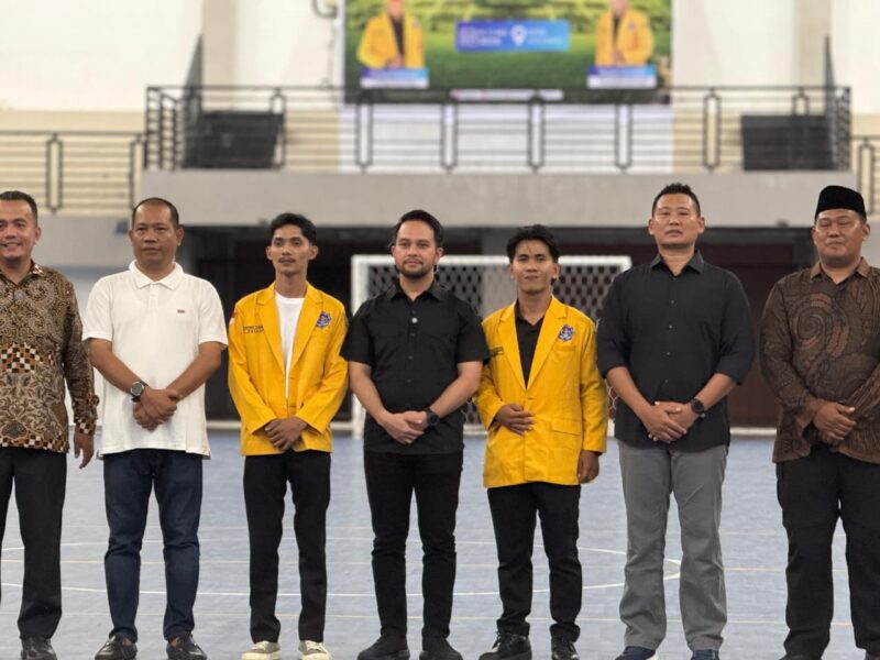 Wakil Bupati Aceh Barat, Said Fadheil, berfoto bersama jajaran panitia dan pengurus PEMA Universitas Teuku Umar (UTU) usai pembukaan Turnamen Futsal Piala Presiden Mahasiswa UTU di Gedung Olahraga dan Seni (GOS) Aceh Barat, Jumat (15/5/2026). Fofo: Dok. Istimewa 