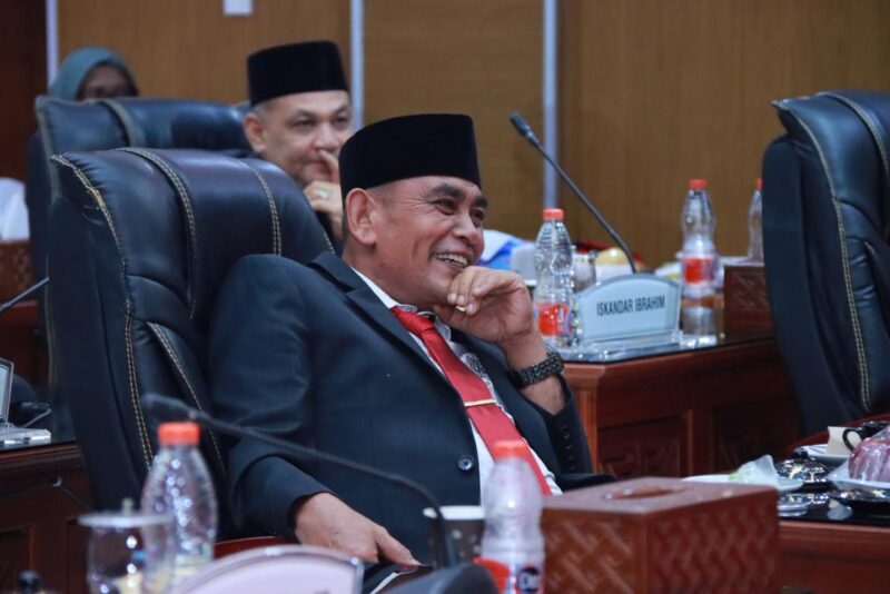 Safriyantoni saat mengikuti rapat paripurna DPRK Aceh Jaya di ruang sidang utama DPRK Aceh Jaya. Foto: Dok. Istimewa