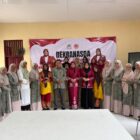 Ketua Dekranasda Aceh Barat, Ny. Afrinda Novalia, SE, MM bersama Wakil Ketua Dekranasda Aceh Barat, Ny. Lisa Nazmi, SE berfoto bersama siswa dan dewan guru usai kegiatan “Dekranas Masuk Sekolah” di SMAN 1 Kaway XVI, Jumat (8/5/2026). Foto: Dok. Istimewa 