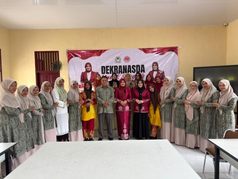 Ketua Dekranasda Aceh Barat, Ny. Afrinda Novalia, SE, MM bersama Wakil Ketua Dekranasda Aceh Barat, Ny. Lisa Nazmi, SE berfoto bersama siswa dan dewan guru usai kegiatan “Dekranas Masuk Sekolah” di SMAN 1 Kaway XVI, Jumat (8/5/2026). Foto: Dok. Istimewa 