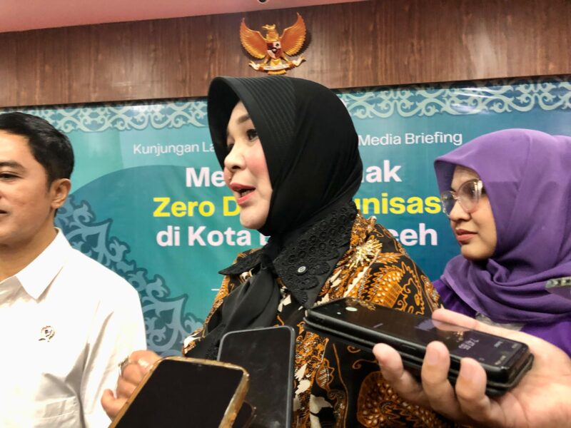 Wali Kota Banda Aceh, Illiza Saaduddin Djamal saat diwawancara wartawan. Foto: Dok. Istimewa 