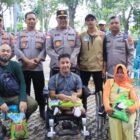 Penyaluran bantuan beras kepada peserta menjadi bagian dari rangkaian peringatan Hari Buruh 2026 di Banda Aceh, Jumat (1/5/2026). Foto: Dok. Istimewa 