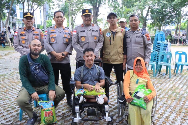 Penyaluran bantuan beras kepada peserta menjadi bagian dari rangkaian peringatan Hari Buruh 2026 di Banda Aceh, Jumat (1/5/2026). Foto: Dok. Istimewa 