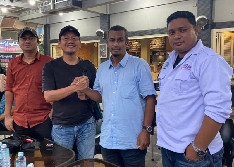 Muhammad Saman (tiga dari kiri) saat salam komando bersama Kepala Biro Waspada Aceh, Aldin NL. Foto: Dok. Istimewa 