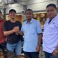 Muhammad Saman (tiga dari kiri) saat salam komando bersama Kepala Biro Waspada Aceh, Aldin NL. Foto: Dok. Istimewa 