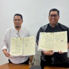 Kepala Dinas Ketenaga Kerjaan Kota Banda Aceh Drs. Fahmi dan kepala BPJS Cabang Banda Aceh Aziz Muslim fose bersama usai menandatangani naskah BPJS bagi 5433 tenaga kerja di Banda Aceh yang mendapat BPJS jaminan kerja dari Pemko Banda Aceh. Foto: Dok. Disnaker Banda Aceh