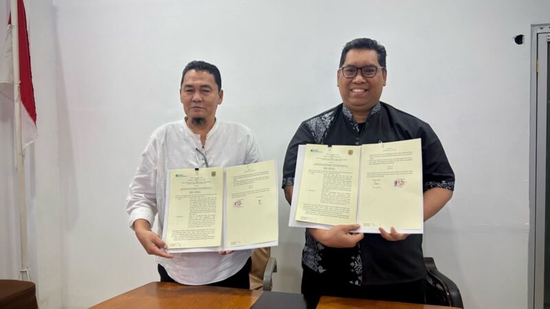 Kepala Dinas Ketenaga Kerjaan Kota Banda Aceh Drs. Fahmi dan kepala BPJS Cabang Banda Aceh Aziz Muslim fose bersama usai menandatangani naskah BPJS bagi 5433 tenaga kerja di Banda Aceh yang mendapat BPJS jaminan kerja dari Pemko Banda Aceh. Foto: Dok. Disnaker Banda Aceh