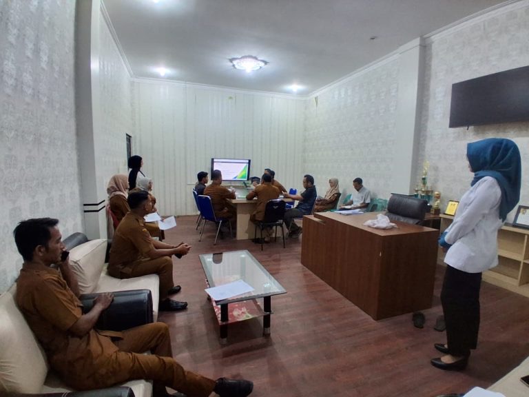 Petugas Disnaker Banda Aceh melakukan Verifikasi Serikat pekerja untuk mendapatkan data yang akurat terkait tenaga kerja yang ada di Kota Banda Aceh. Foto: Dok Disnaker Banda Aceh