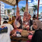 Pedagang daging melayani pembeli yang mengantre. Foto: Dok. Istimewa 