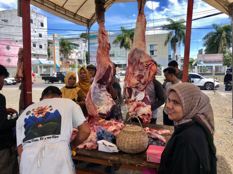 Pedagang daging melayani pembeli yang mengantre. Foto: Dok. Istimewa 
