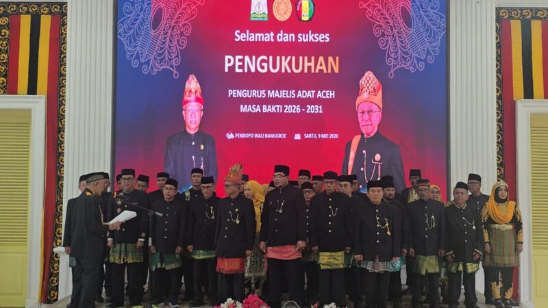 Wali Nanggroe Aceh, Teungku Malik Mahmud Al Haytar, mengukuhkan pengurus Majelis Adat Aceh (MAA) masa bakti 2026-2031 di Pendopo Wali Nanggroe, Banda Aceh, Sabtu (9/5/2026). Foto: Dok. Istimewa 