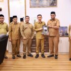 Bupati Aceh Barat Tarmizi, SP, MM menyerahkan SK Plt Kepala Dinas Pertanian kepada Hendra Marsidi, S.TP di ruang kerja Bupati, disaksikan jajaran pejabat Pemkab Aceh Barat, Selasa (6/5/2026). Foto: Dok. Istimewa 