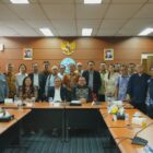 Foto bersama usai Diskusi Dewan Pers dan Kontiuens Bersama BAKOM Kepresidenan RI oleh Syamsudin Hadi Sutarto (Toto), Wakil Ketua Umum SPS, di Gedung Dewan Pers, Jakarta, Selasa (19/5/2026). Foto: Dok. Istimewa 
