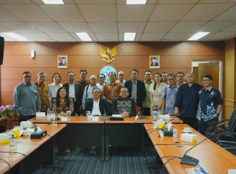 Foto bersama usai Diskusi Dewan Pers dan Kontiuens Bersama BAKOM Kepresidenan RI oleh Syamsudin Hadi Sutarto (Toto), Wakil Ketua Umum SPS, di Gedung Dewan Pers, Jakarta, Selasa (19/5/2026). Foto: Dok. Istimewa 